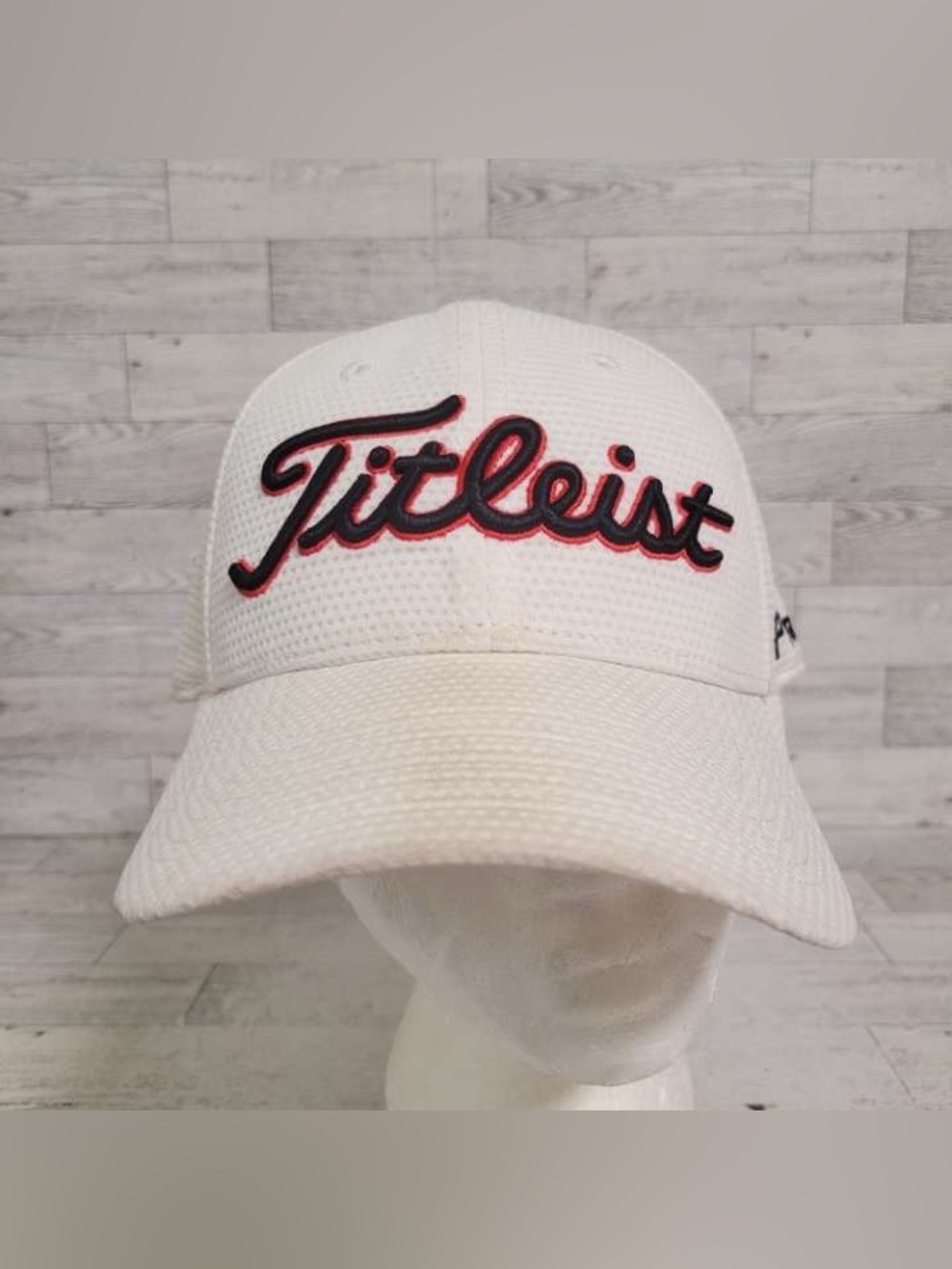 Men’s Titleist Pro V1 White Fitted Cubic Mesh Embroidered Golf Hat Size Large